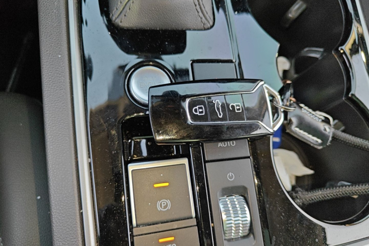 大众 途锐 2022款 3.0TSI 锐享版 曜黑运动套装中控内饰7001