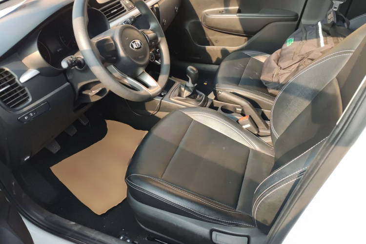 起亚K2 2017款 三厢 1.4L MT GLS局部细节19