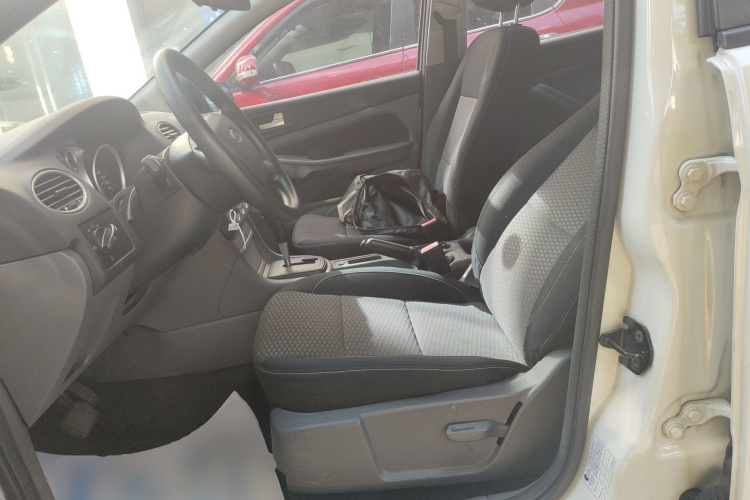 福特 福克斯 2013款 两厢经典 1.8L 自动基本型中控内饰19