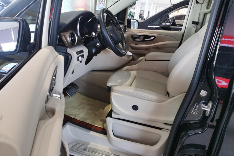 奔驰V级 2022款 V 260 L 长轴距尊贵版中控内饰19