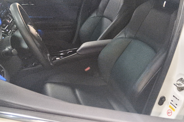 丰田C-HR 2020款 2.0L 领先版中控内饰19