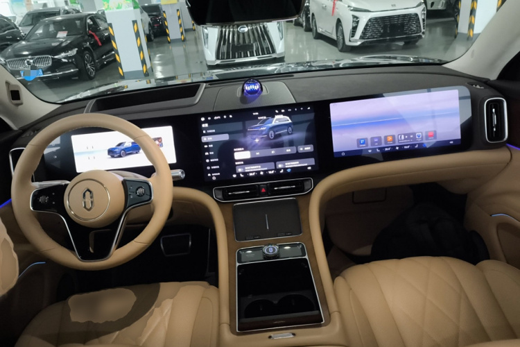 鸿蒙智行 问界M9 2024款 增程 Ultra版 52kWh 5座版中控内饰7002