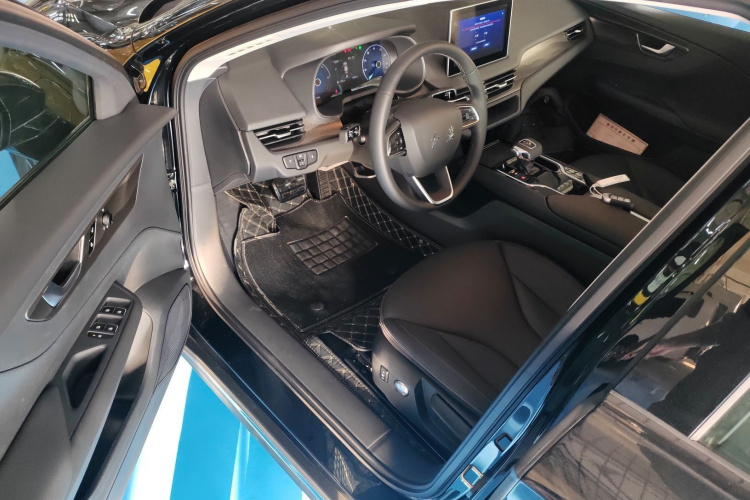 红旗E-QM5 2024款 450km 出行版中控内饰7003