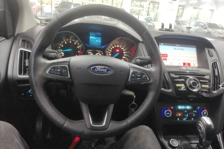福特 福克斯 2017款 三厢 1.6L 自动风尚型智行版中控内饰13