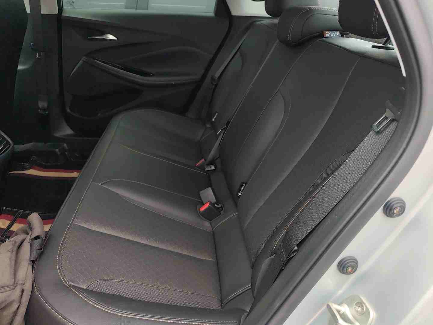 车辆左侧后座椅及空间