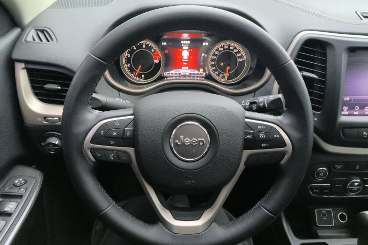 Jeep 自由光 2016款 2.0L 优越版中控内饰13