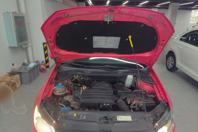 大众 Polo 2014款 1.6L 自动豪华版机舱底盘24