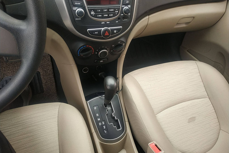 现代 瑞纳 2014款 1.4L 自动智能型GLS局部细节18