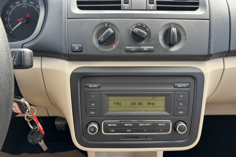 斯柯达 晶锐 2014款 1.4L 手动晶致版中控内饰7002