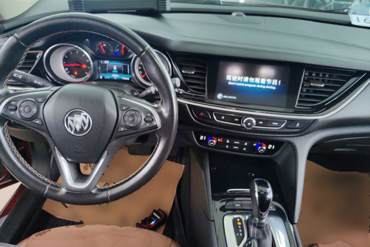 别克 君威 2017款 20T 豪华型中控内饰12
