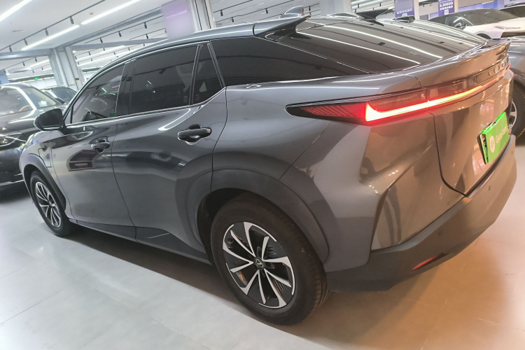雷克萨斯RZ 2023款 450e 四驱纵享版车身外观4