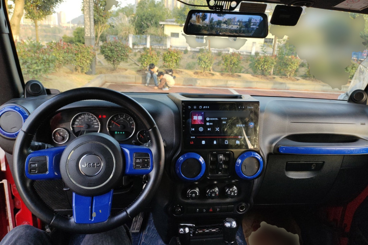 Jeep 牧马人 2014款 3.0L Sahara 四门版中控内饰12