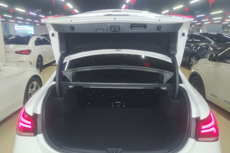 奔驰A级 2022款 改款三 A 200 L 运动轿车时尚型机舱底盘23