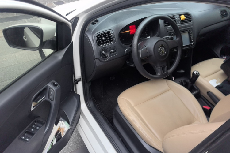 大众 Polo 2013款 1.4L 手动风尚版中控内饰20