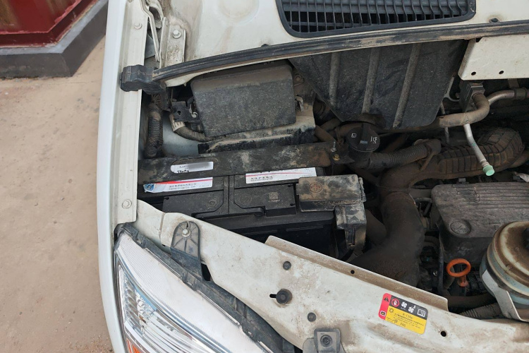 上汽大通MAXUS 新途V80 2021款 2.0T 手动经典城配王短轴超低顶3座局部细节9005