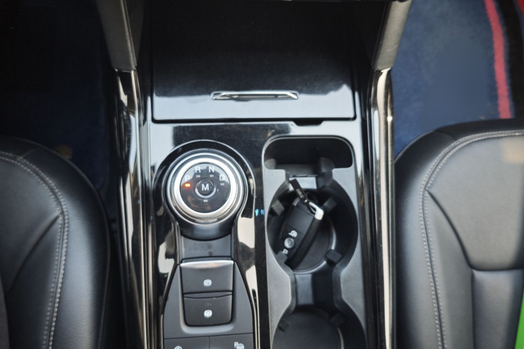 福特 探险者 2020款 EcoBoost 285 四驱钛金版 6座局部细节18