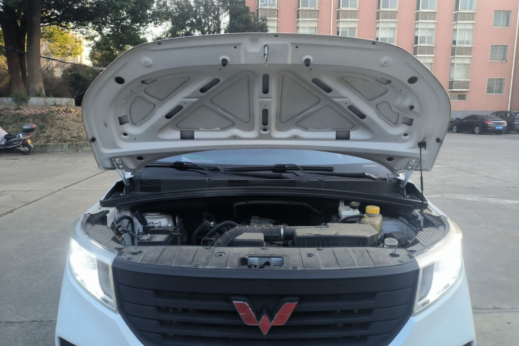 五菱汽车 五菱宏光PLUS 2020款 1.5L 手动标准型 5座机舱底盘24