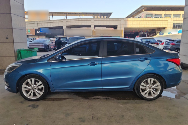 奇瑞 艾瑞泽5 2016款 1.5L 手动领锐版车身外观4