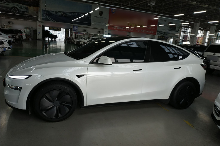 特斯拉 Model Y 2025款 长续航全轮驱动 首发版车身外观4
