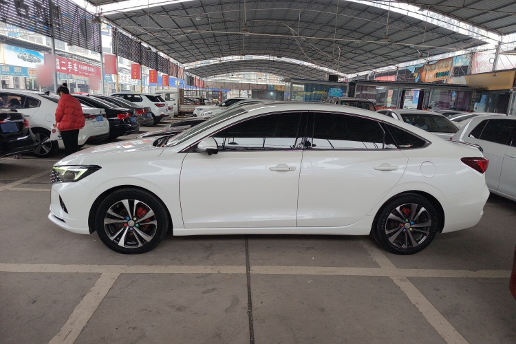 长安 逸动 2020款 PLUS 蓝鲸NE 1.4T GDI DCT旗舰型车身外观4