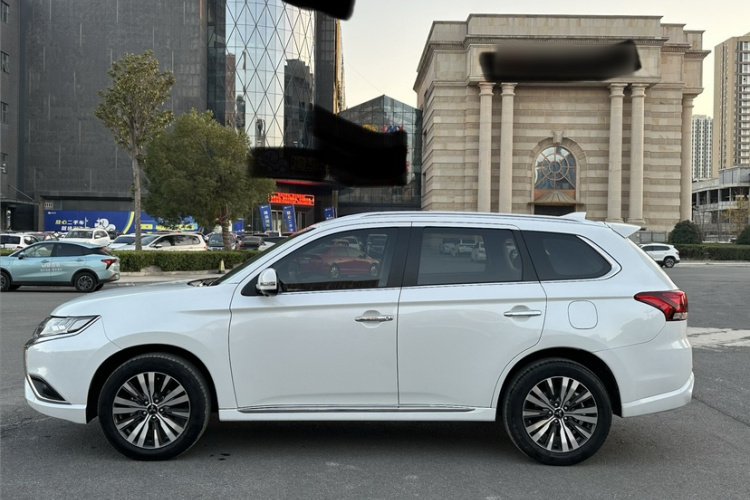 三菱 欧蓝德 2021款 2.4L 四驱致享版 7座车身外观6007