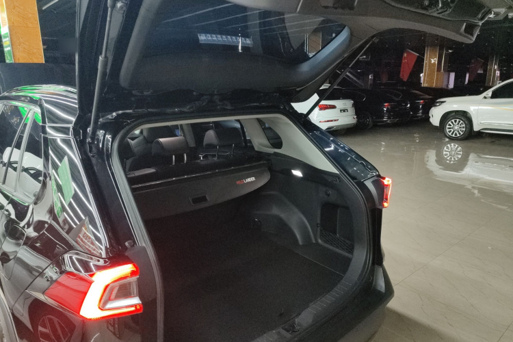 丰田 威兰达 2023款 2.0L CVT两驱豪华PLUS版机舱底盘23