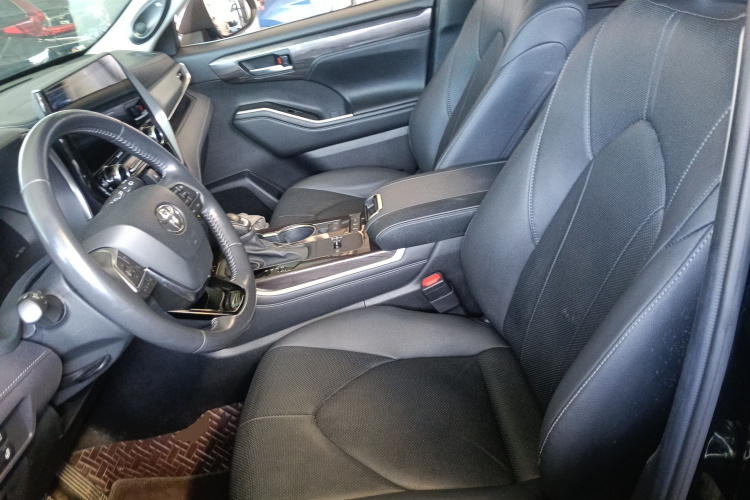 丰田 汉兰达 2022款 双擎 2.5L 四驱至尊版 7座中控内饰19