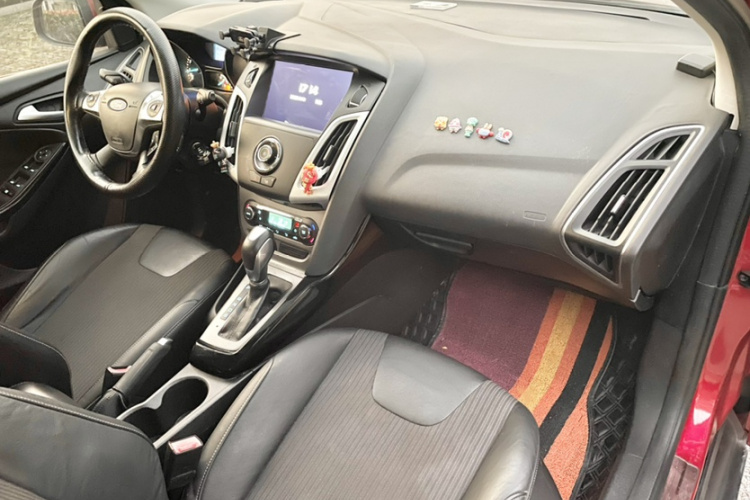 福特 福克斯 2012款 两厢 1.6L 自动风尚型局部细节41