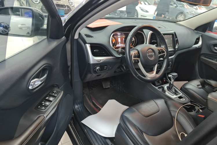 Jeep 自由光 2020款 2.0L 两驱经典运动版中控内饰20