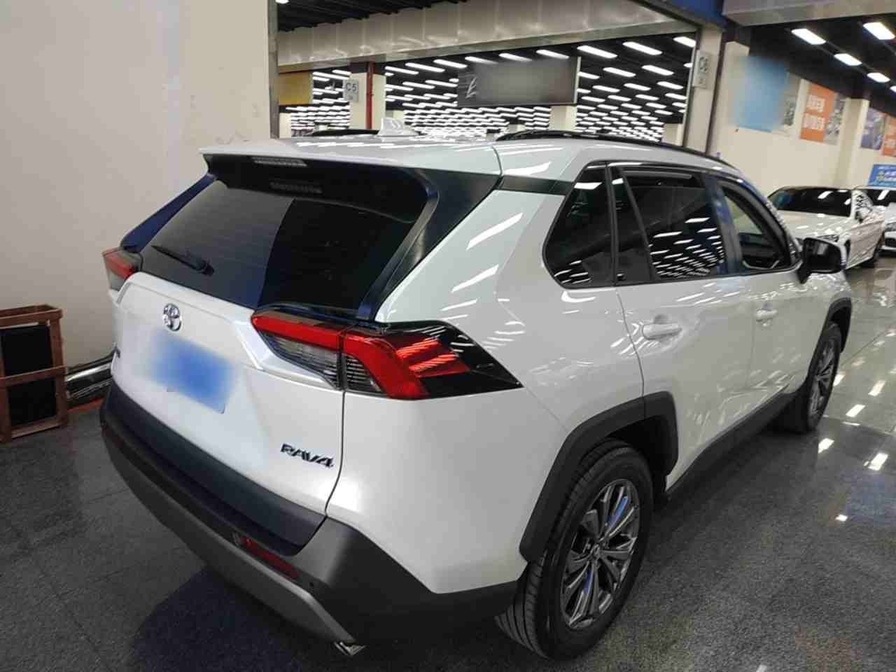 车辆右后45度外观展示
