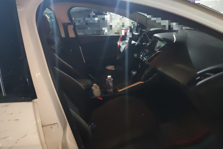 福特 福克斯 2018款 两厢经典 1.6L 自动舒适型智行版局部细节9005