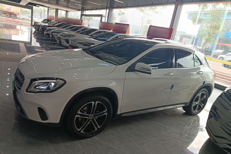 奔驰GLA 2018款 GLA 200 时尚型车身外观4