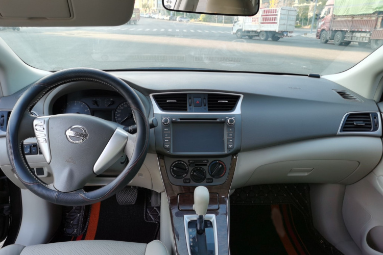 日产 轩逸 2012款 1.6XE CVT舒适版中控内饰7003
