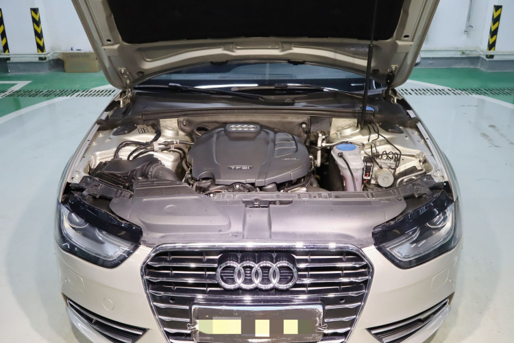 奥迪A4L 2016款 35 TFSI 典藏版 自动标准型中控内饰7012