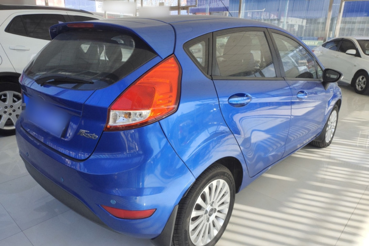 福特 嘉年华 2013款 两厢 1.5L 手动风尚型车身外观7