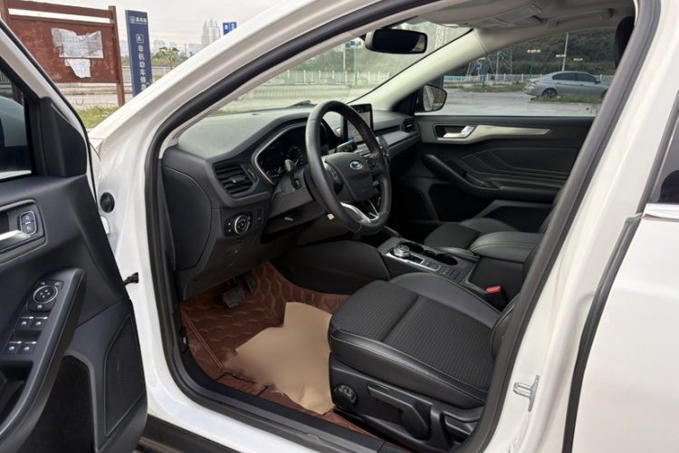 福特 福克斯 2019款 三厢 EcoBoost 180 自动锋潮型中控内饰7005