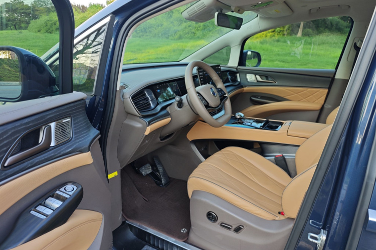 腾势D9 2024款 DM-i 980 四驱旗舰型中控内饰7002