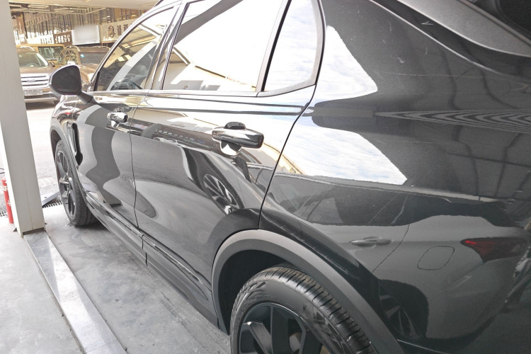 领克01 2023款 2.0TD 四驱暗夜版车身外观4