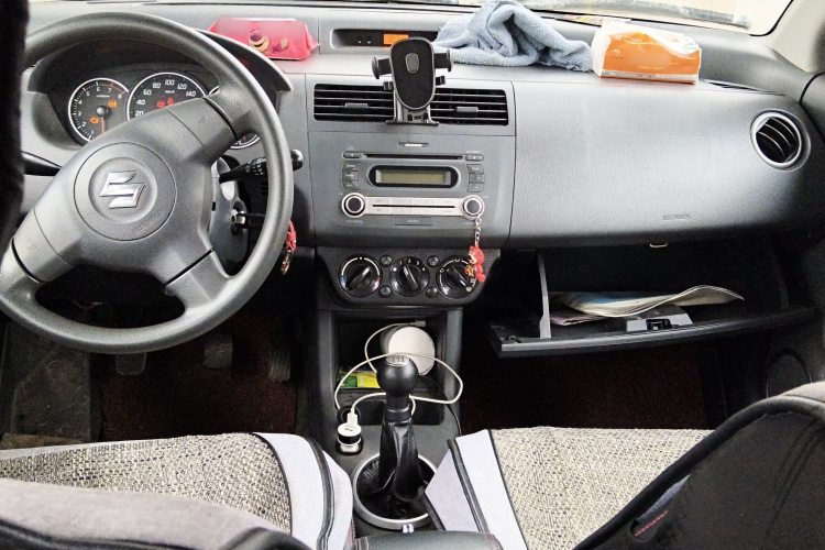 铃木 雨燕 2015款 1.5L 手动限定版中控内饰12