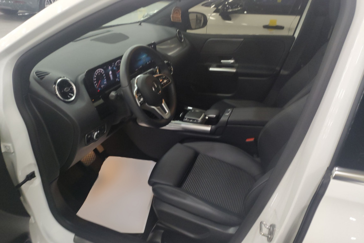 奔驰B级 2022款 改款 B 200 动感型中控内饰19