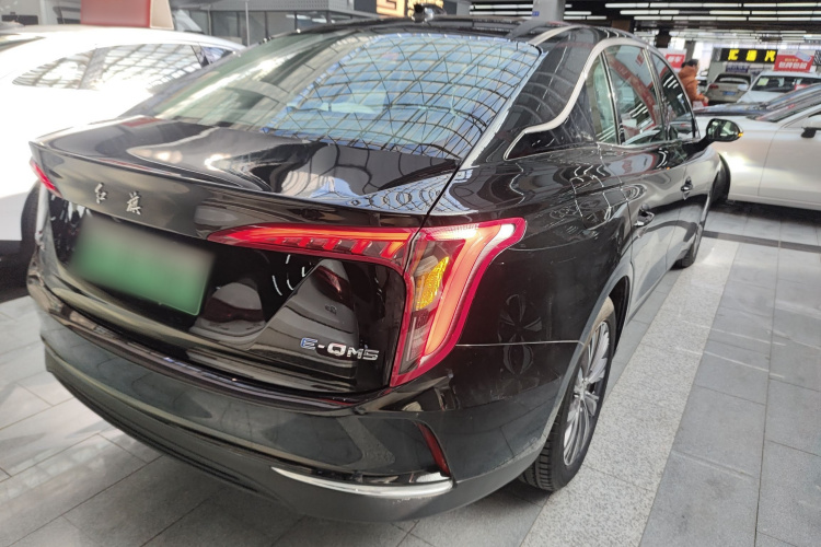 红旗E-QM5 2022款 431km 充电乐享版车身外观7