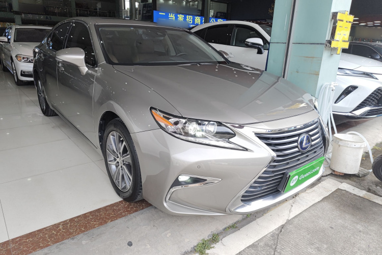 雷克萨斯ES 2017款 300h Mark Levinson舒适版车身外观3