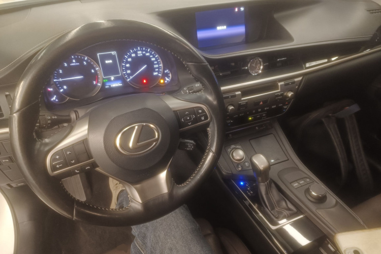 雷克萨斯ES 2017款 200 30周年纪念版中控内饰12