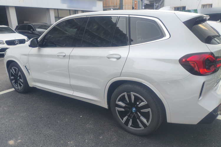 宝马iX3 2024款 领先型车身外观4