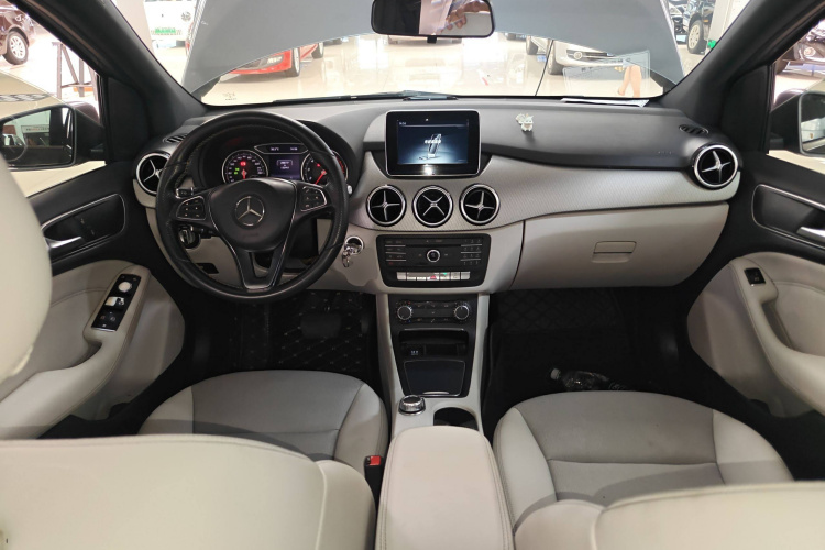 奔驰B级 2015款 B 200 动感型中控内饰12