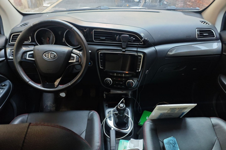 一汽 骏派D60 2017款 1.5L 手动豪华型中控内饰12