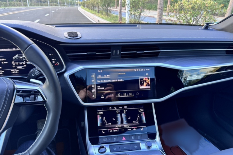 奥迪A7L 2024款 45 TFSI quattro RS 套件竞速版中控内饰7002