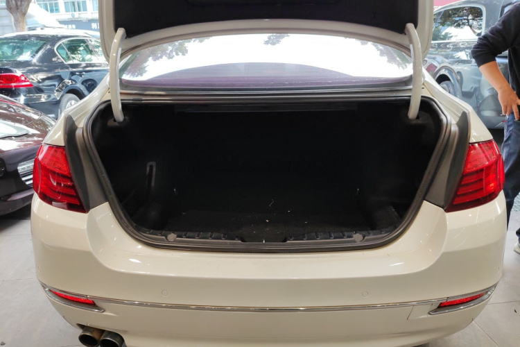 宝马5系 2014款 525Li 豪华设计套装机舱底盘23