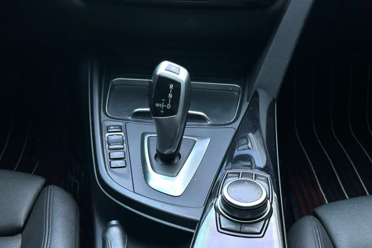 宝马3系GT 2019款 320i 时尚型中控内饰7012