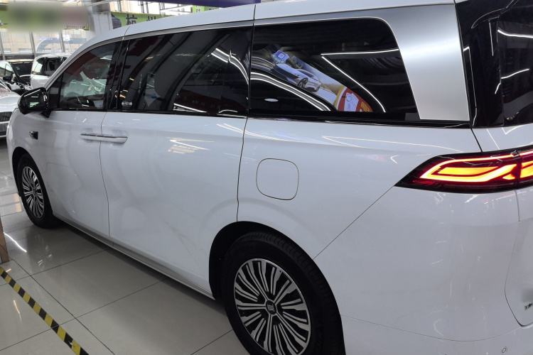 比亚迪 夏 2025款 DM-i 1.5T 180km 超越型车身外观4